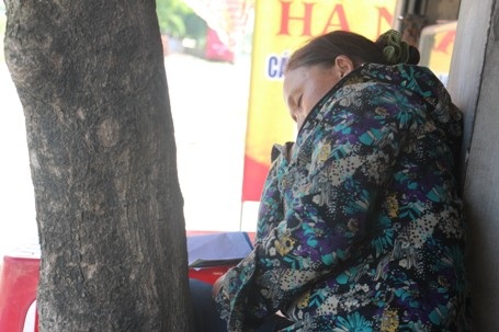 Con làm bài, cha mẹ thấp thỏm ngoài phòng thi