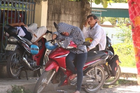 Con làm bài, cha mẹ thấp thỏm ngoài phòng thi