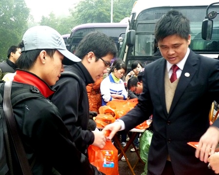 Bạn đã biết nhận tiền mừng tuổi "có văn hóa"? - 1