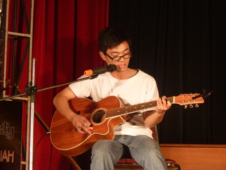 Ca sỹ Hà Linh “đốt cháy” sân khấu HV Ngân hàng - 9