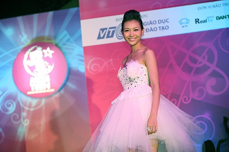Thạch Thu Huyền nắm tay “tỏ tình” BGK trên sân khấu - 3 Thạch Thu Huyền nắm tay “tỏ tình” BGK trên sân khấu - 3