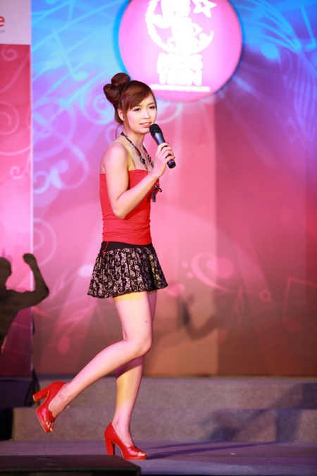 Thạch Thu Huyền nắm tay “tỏ tình” BGK trên sân khấu - 2