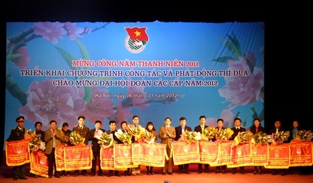 Cần đưa học sinh Trung học hỗ trợ SV tình nguyện - 3