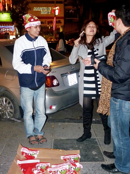 "Ông, bà Noel" tặng quà cho người đi đường đêm Giáng sinh - 9