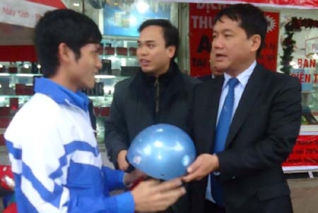 Bộ trưởng Đinh La Thăng tặng mũ bảo hiểm các TNV trẻ Thủ đô - 2 Bộ trưởng Đinh La Thăng tặng mũ bảo hiểm các TNV trẻ Thủ đô - 2
