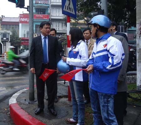 Bộ trưởng Đinh La Thăng tặng mũ bảo hiểm các TNV trẻ Thủ đô - 1 Bộ trưởng Đinh La Thăng tặng mũ bảo hiểm các TNV trẻ Thủ đô - 1