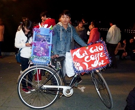 "Ông, bà Noel" tặng quà cho người đi đường đêm Giáng sinh - 11