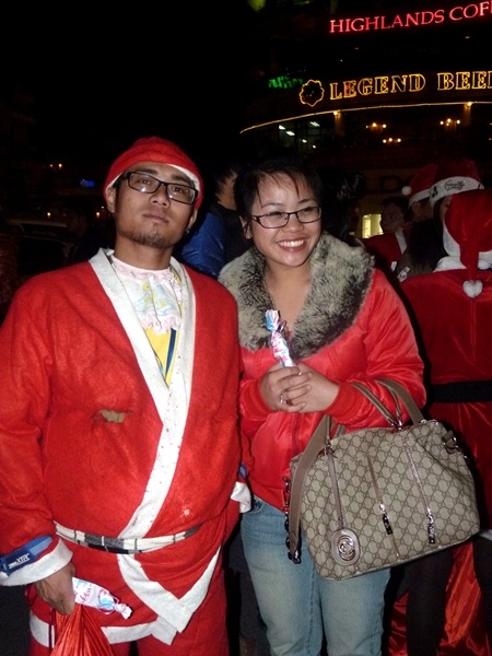 "Ông, bà Noel" tặng quà cho người đi đường đêm Giáng sinh - 5