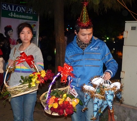 "Ông, bà Noel" tặng quà cho người đi đường đêm Giáng sinh - 10