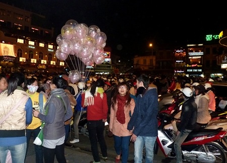 "Ông, bà Noel" tặng quà cho người đi đường đêm Giáng sinh - 7