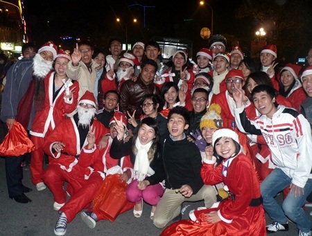 "Ông, bà Noel" tặng quà cho người đi đường đêm Giáng sinh - 2