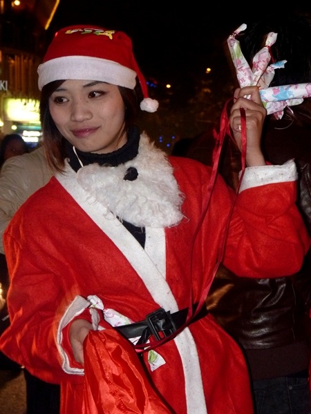 "Ông, bà Noel" tặng quà cho người đi đường đêm Giáng sinh - 3