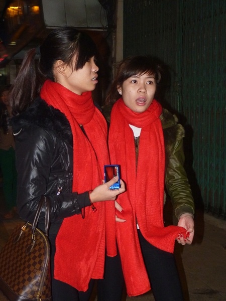 "Ông, bà Noel" tặng quà cho người đi đường đêm Giáng sinh - 6