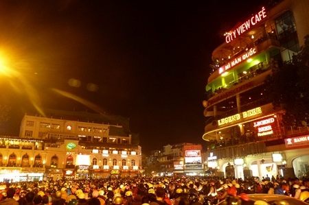 "Ông, bà Noel" tặng quà cho người đi đường đêm Giáng sinh - 1