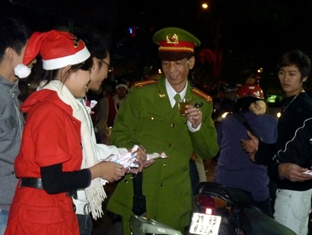 "Ông, bà Noel" tặng quà cho người đi đường đêm Giáng sinh - 4