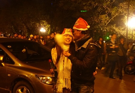 "Ông, bà Noel" tặng quà cho người đi đường đêm Giáng sinh - 8