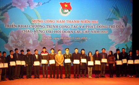 Cần đưa học sinh Trung học hỗ trợ SV tình nguyện - 4