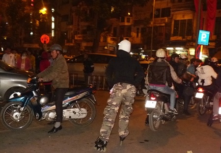 "Ông, bà Noel" tặng quà cho người đi đường đêm Giáng sinh - 12