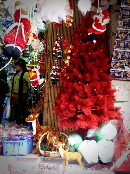 Giới trẻ Hà thành tíu tít sắm đồ Giáng sinh sớm - 4