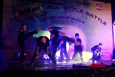 Thiếu ánh sáng, giới trẻ tự “nhóm lửa” cho tiệc hiphop - 3