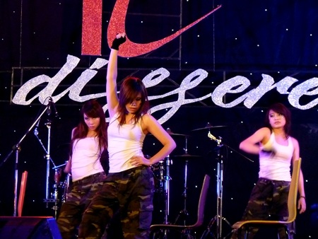 “Cơn bão” Ngũ Cung “càn quét” đại nhạc hội Thăng Long - 1