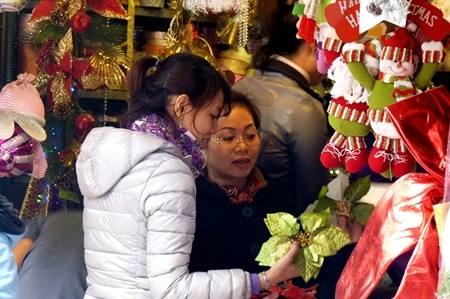 Giới trẻ Hà thành tíu tít sắm đồ Giáng sinh sớm - 9