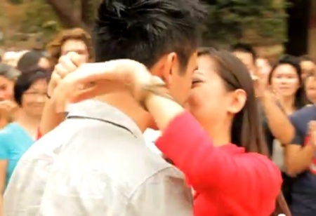 Những màn tỏ tình gây “sốt” nhất năm 2011 - 5