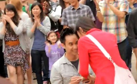 Những màn tỏ tình gây “sốt” nhất năm 2011 - 6