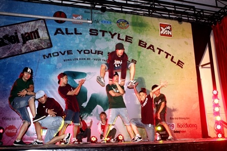 Thiếu ánh sáng, giới trẻ tự “nhóm lửa” cho tiệc hiphop - 4