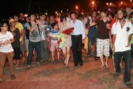 Những màn tỏ tình gây “sốt” nhất năm 2011 - 8