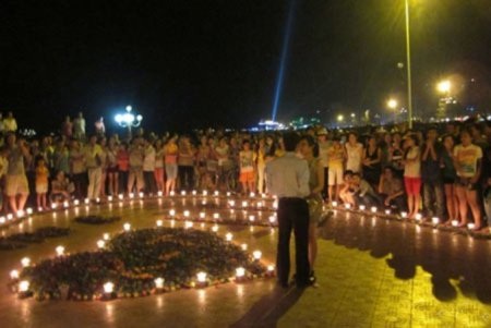 Những màn tỏ tình gây “sốt” nhất năm 2011 - 7