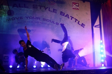 Thiếu ánh sáng, giới trẻ tự “nhóm lửa” cho tiệc hiphop - 1