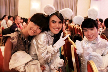 "Thiên sứ" Huỳnh Anh bị các fan nữ “bắt cóc” - 11