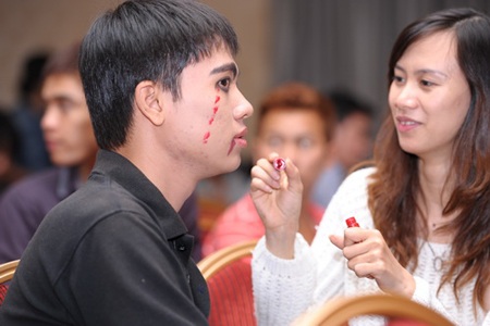 "Thiên sứ" Huỳnh Anh bị các fan nữ “bắt cóc” - 12