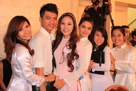 "Thiên sứ" Huỳnh Anh bị các fan nữ “bắt cóc” - 13