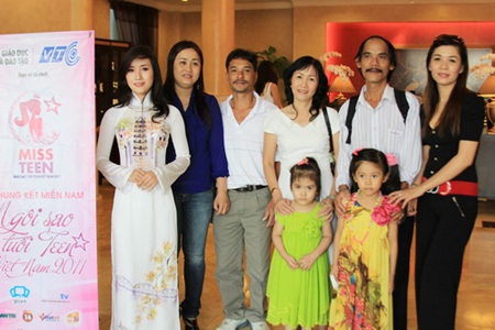 "Thiên sứ" Huỳnh Anh bị các fan nữ “bắt cóc” - 9