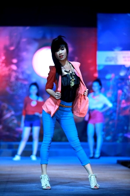Ngắm các "chân dài" Miss Teen sải bước sàn catwalk - 1