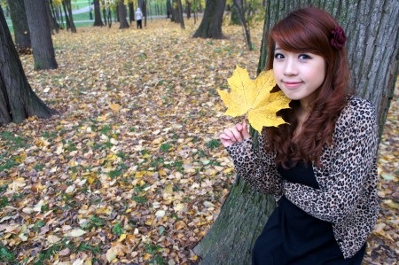 Ngắm Hoài Anh Mango dạo chơi con đường lá vàng nước Nga - 2