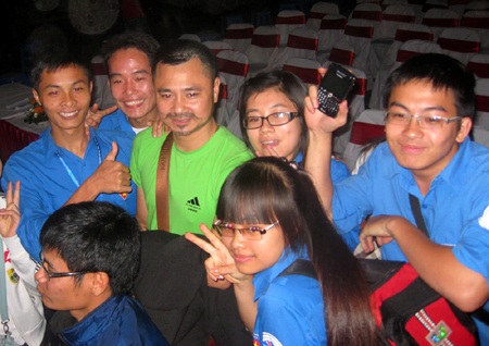 Xuân Bắc – Tự Long và 3000 thanh niên sung cùng dân vũ - 3