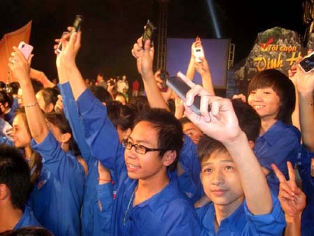 Xuân Bắc – Tự Long và 3000 thanh niên sung cùng dân vũ - 1