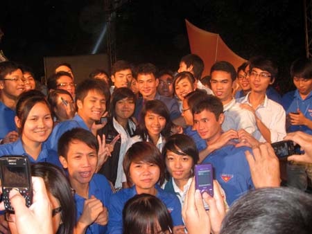 Xuân Bắc – Tự Long và 3000 thanh niên sung cùng dân vũ - 4