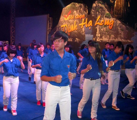 Xuân Bắc – Tự Long và 3000 thanh niên sung cùng dân vũ - 2