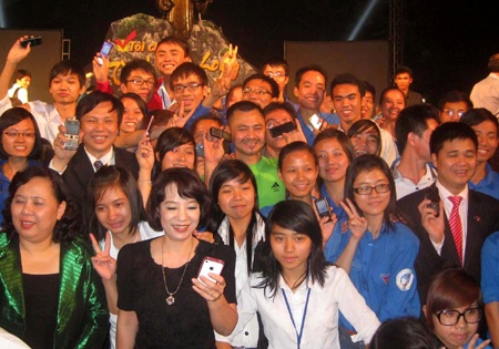 Xuân Bắc – Tự Long và 3000 thanh niên sung cùng dân vũ - 5