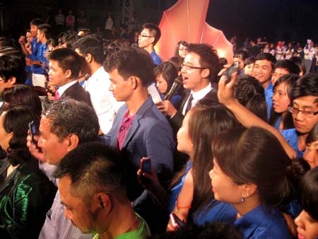 Xuân Bắc – Tự Long và 3000 thanh niên sung cùng dân vũ - 6