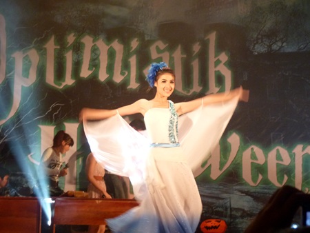 "Thần Cupid" vui đêm Halloween trường Báo - 8