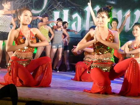 "Thần Cupid" vui đêm Halloween trường Báo - 1