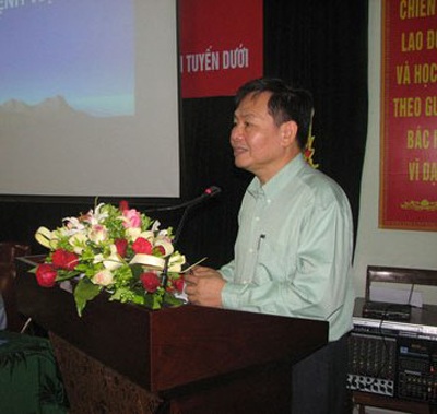 Bệnh viện E: Dùng cửa kính để kiểm soát việc nhận phong bì - 1 Bệnh viện E: Dùng cửa kính để kiểm soát việc nhận phong bì - 1