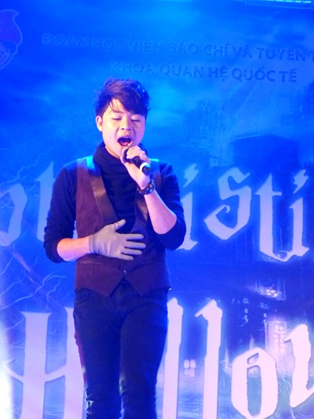 "Thần Cupid" vui đêm Halloween trường Báo - 3