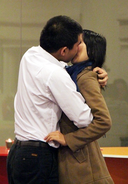 Nụ hôn cháy bỏng của SV Thăng Long trong đêm Valentine - 1