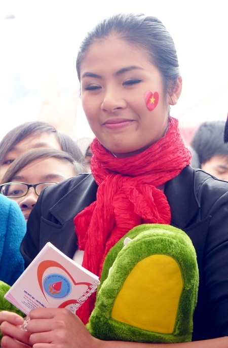 Hoa hậu Ngọc Hân “trao niềm hi vọng” cùng 300 cặp tình nhân - 2